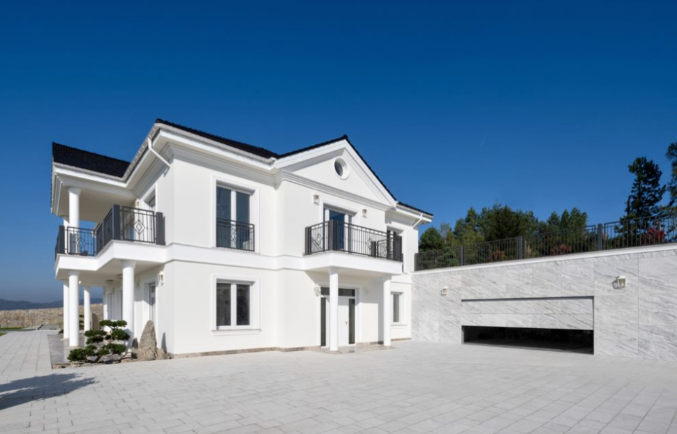 Skrzydło bramy garażowej MakroPro 2.0 ELH można wypełnić dowolnym materiałem elewacyjnym