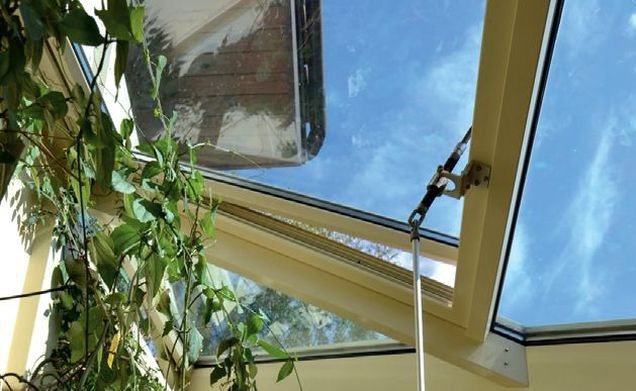 Okno uchylne w dachu ogrodu zimowego