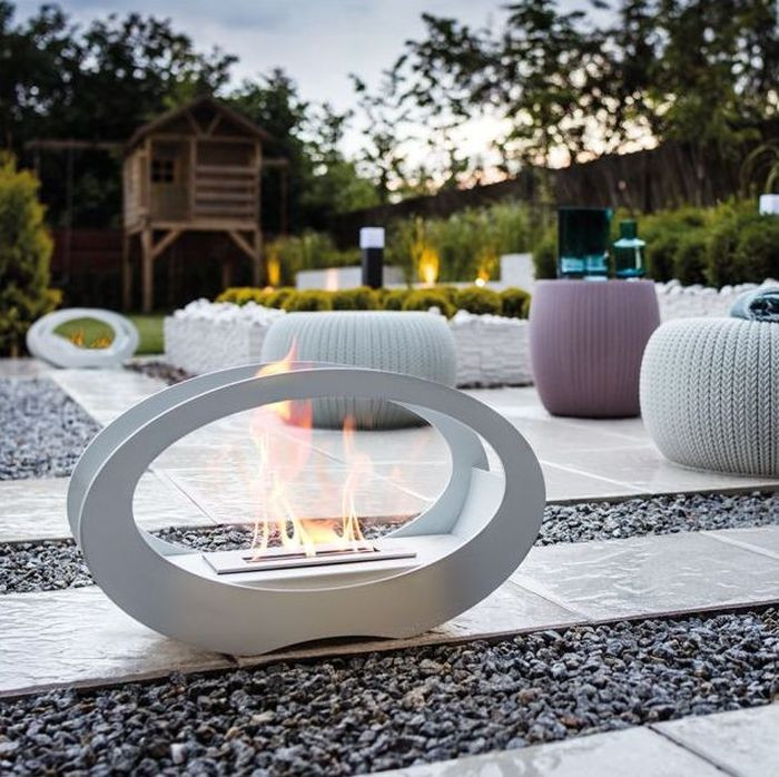 Biokominek Echo o owalnym kształcie i formie