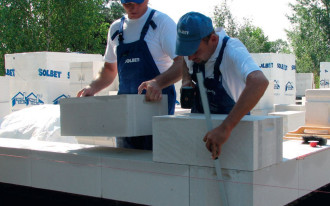 Na co zwracać uwagę podczas murowania ścian zewnętrznych z betonu komórkowego?