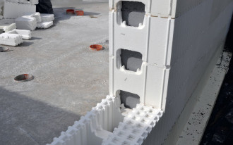 Ściany wykonane z klocków styropianowych - jakie są zalety technologii?