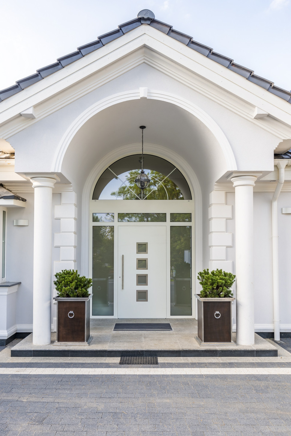 Białe drzwi wejściowe SOLANO marki KRISPOL