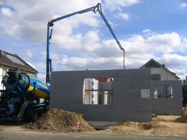 Stawianie ścian domu w technologii IZODOM