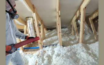 URSA Pure Floc – skuteczne ocieplenie trudno dostępnych miejsc wełną do wdmuchiwania