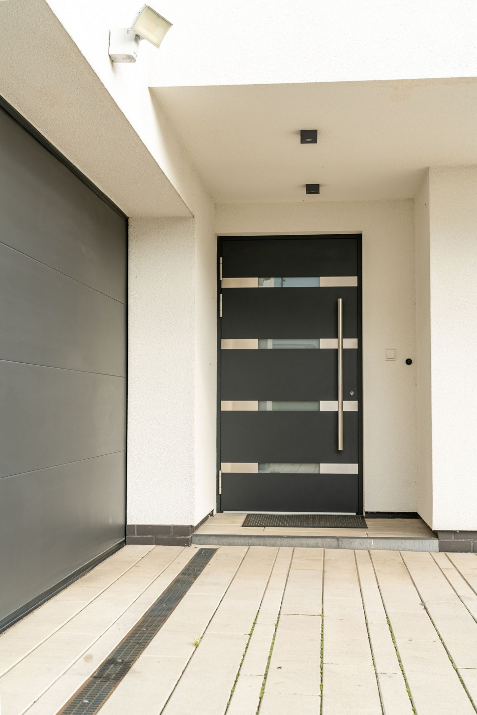 Drzwi wejściowe SOLANO marki KRISPOL w nowoczesnym domu