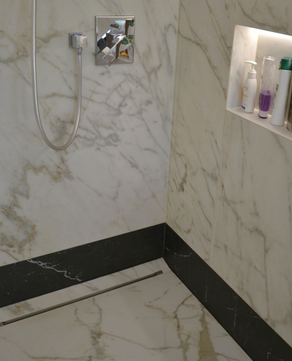 Długi wąski odpływ liniowy wygląda jak szczelina wycięta w marmurze