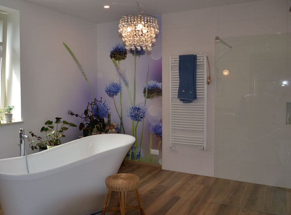 Obszerny natrysk odgrodzono prostym szklanym przepierzeniem typu walk-in (po prawej)