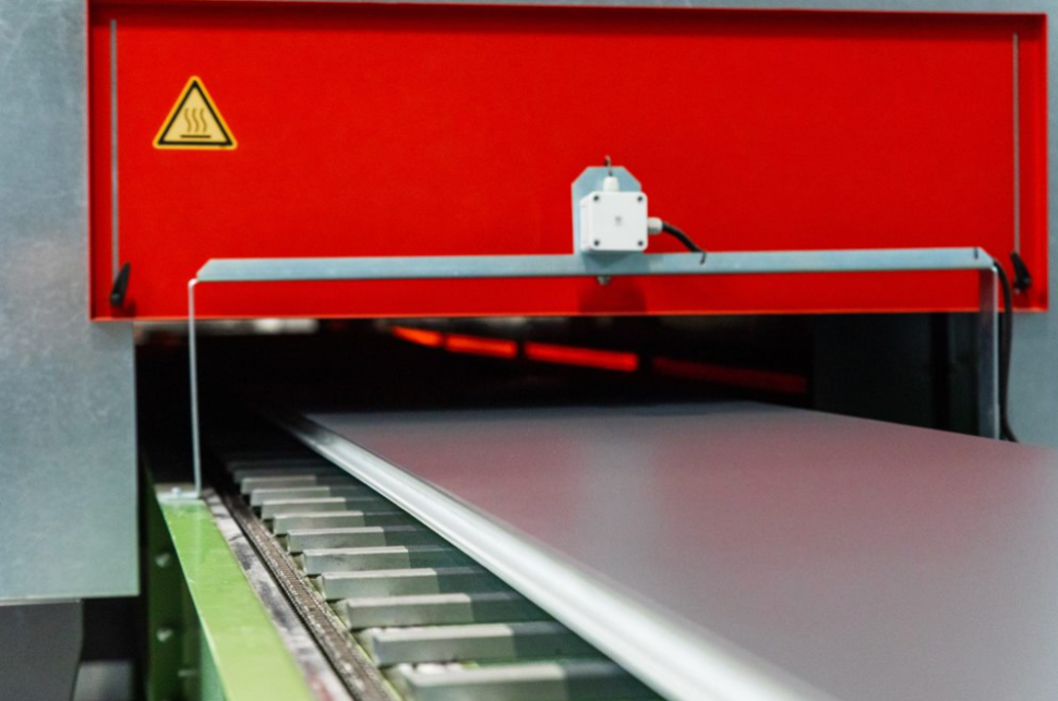 Linia w 100% odzyskuje zużyty proszek, co przekłada się na minimalizację generowanych odpadów.