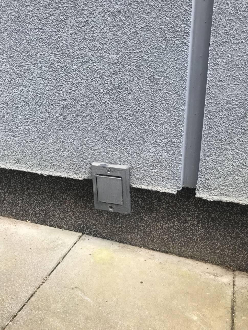 Przewód wyrzutni wyprowadzono przez mur budynku