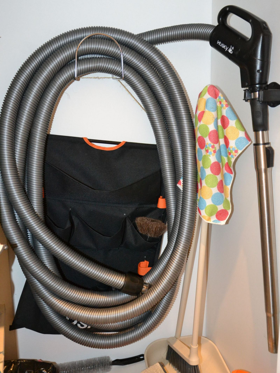 Wąż o długości 12 m i akcesoria do sprzątania przechowuje się w szafce gospodarczej