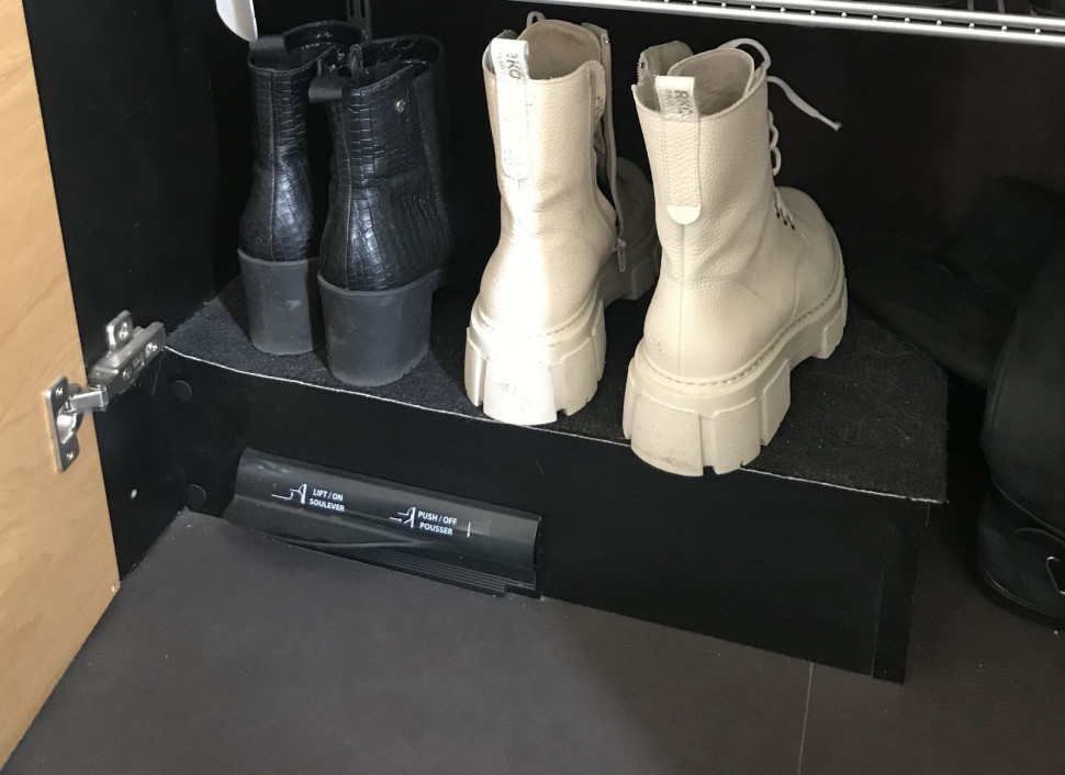 Automatyczna szufelka w cokole szafy