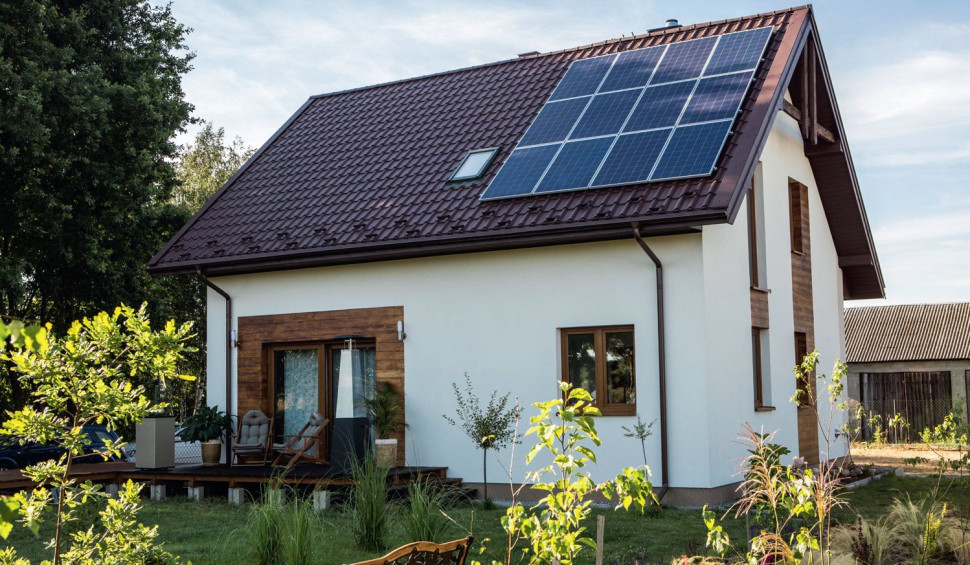 Instalacja fotowoltaiczna na dachu domu jednorodzinnego