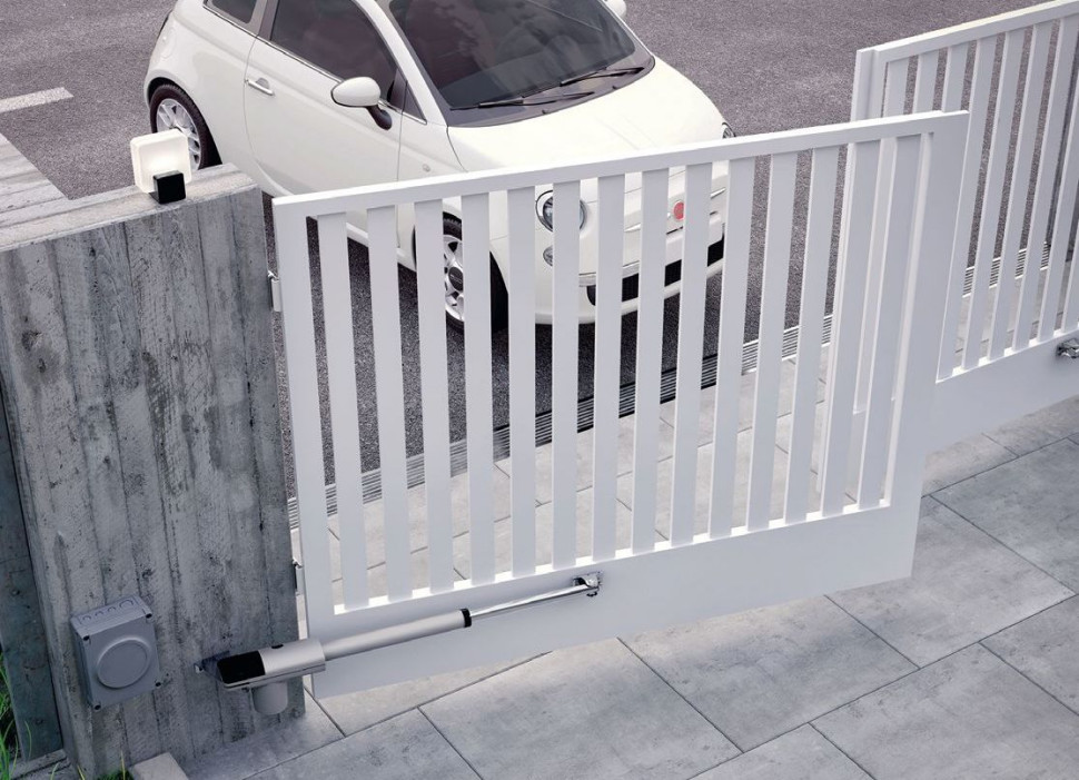 Liniowy napęd bram skrzydłowych