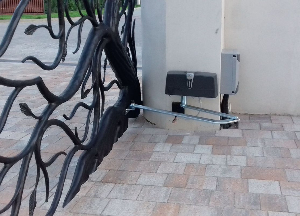 Napęd bram skrzydłowych z łamanym ramieniem