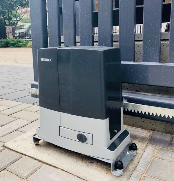 Napęd bramy przesuwnej samonośnej, widoczna listwa zębata na skrzydle