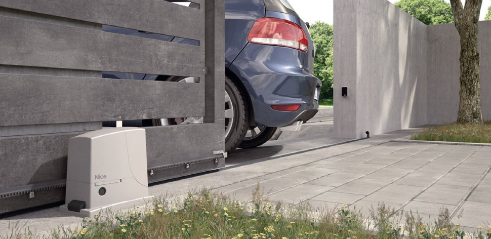 Wyposażenie dodatkowe bramy ogrodzeniowej - fotokomórki w linii ruchu skrzydła i lampa ostrzegawcza na ogrodzeniu