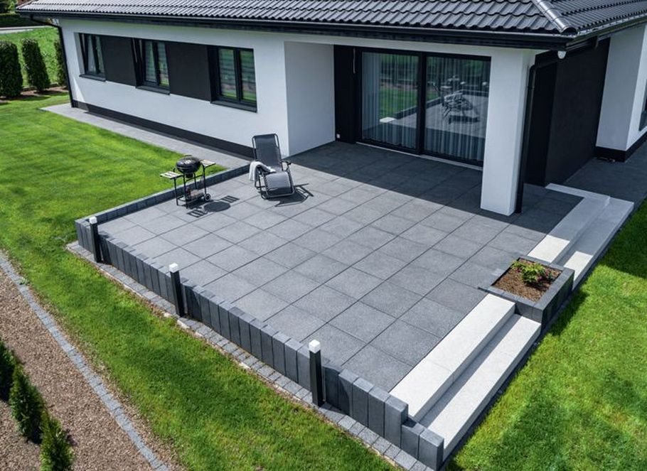 Duży taras na planie kwadratu