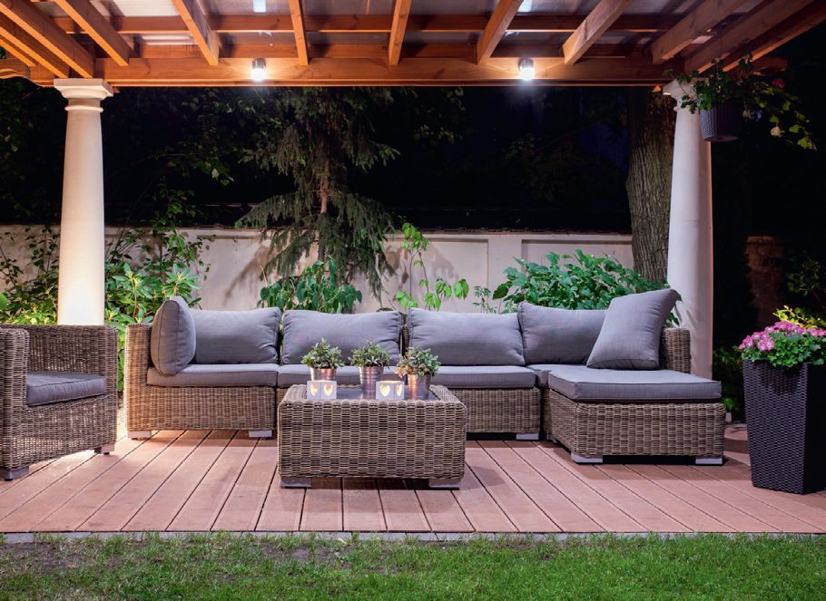 Taras z meblami ogrodowymi i pełnym zadaszeniem