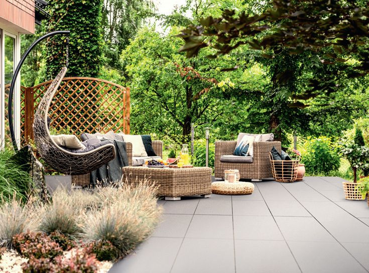 Taras wykończony modnymi ostatnio płytami ogrodowymi w wersji XXL