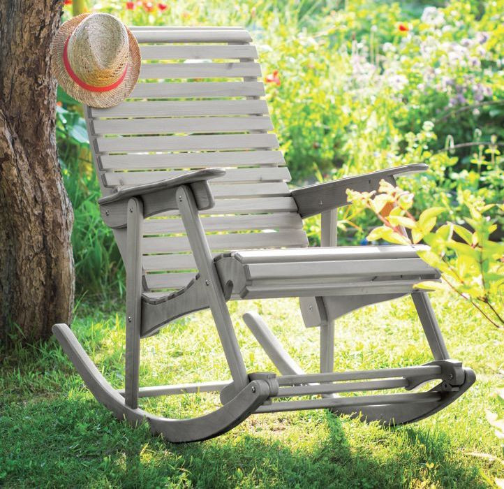 Ogrodowy bujany fotel z drewna