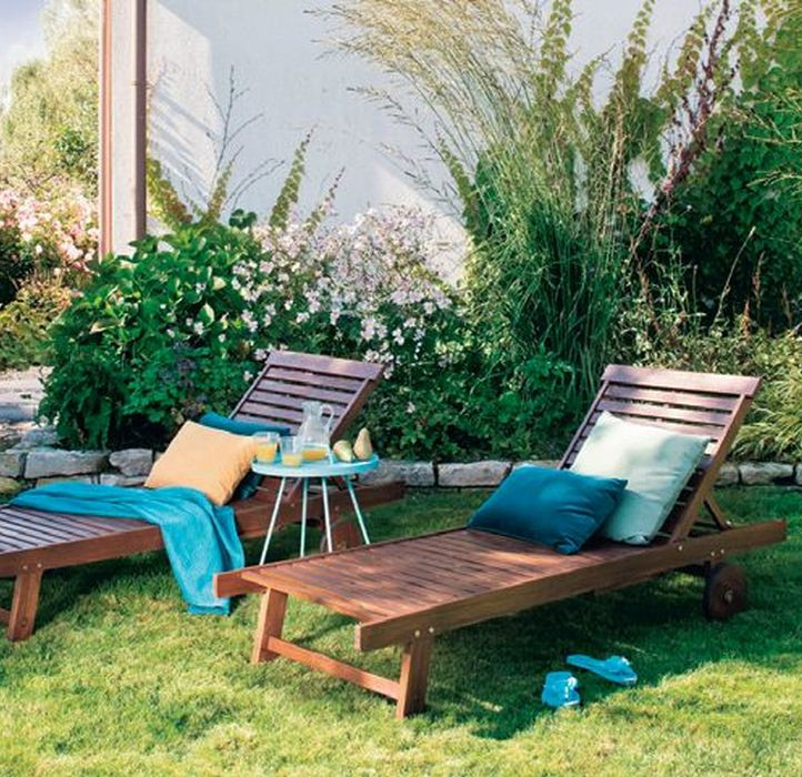 Leżaki w ogrodzie
