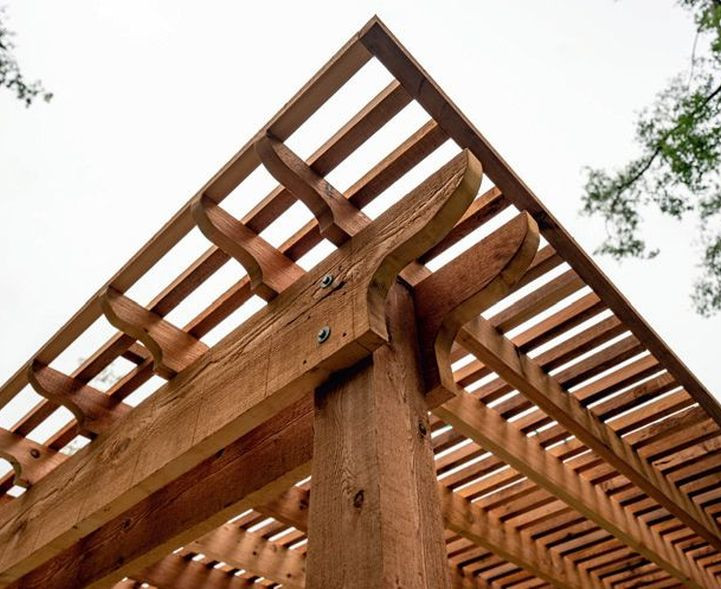 Do budowy zadaszeń tarasu często wykorzystuje się drewno. Przeważnie powstają z niego konstrukcje przypominające pergolę lub altanę