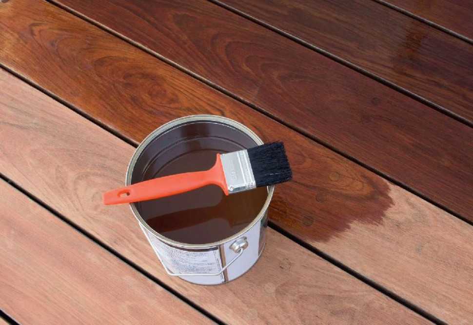 Deski tarasowe najlepiej zabezpieczać okresowo specjalnym olejem