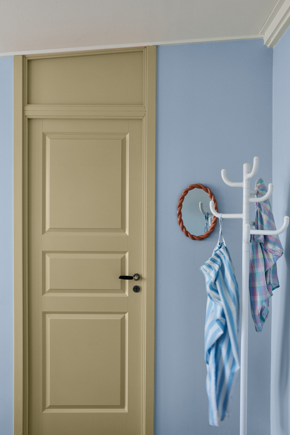 Ściana pomalowana błękitem w odcieniu Milky