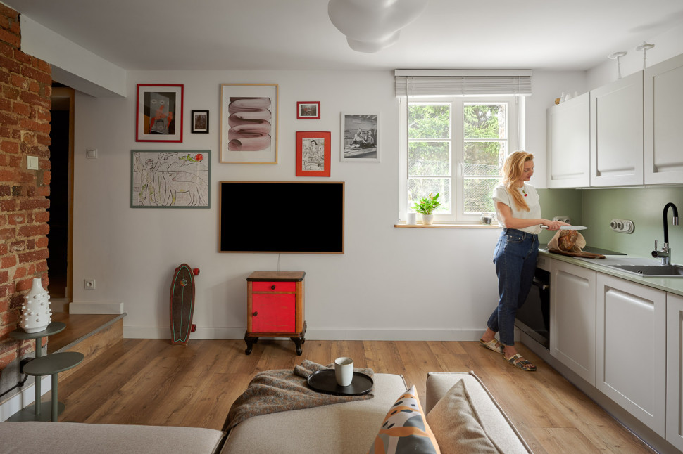 W większości meble w tym domu pochodzą z drugiej ręki, zachowano również dawną stolarkę