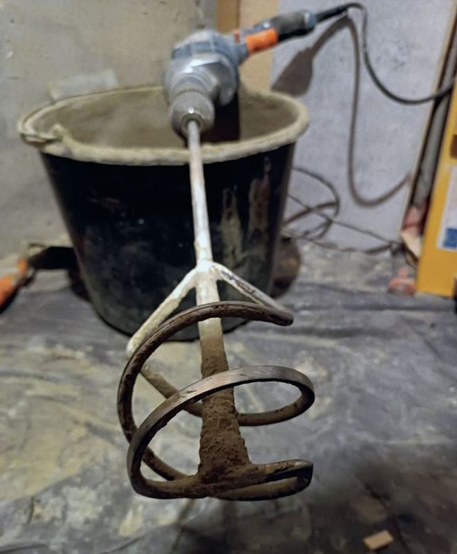 Wiadro i wiertarka z mieszadłem