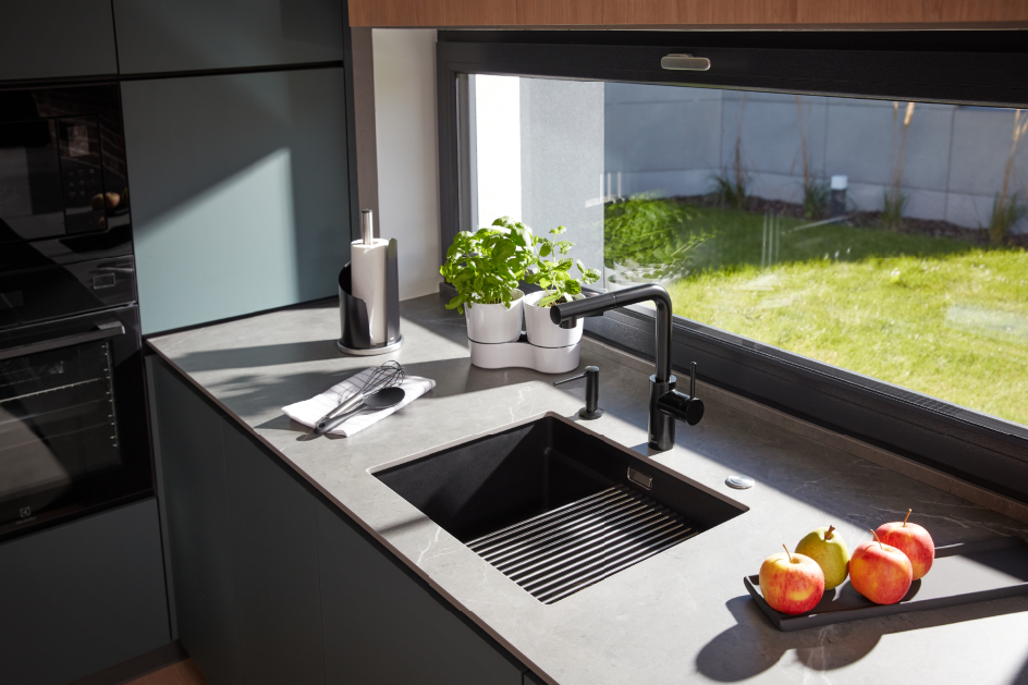 Strefa zmywania z czarną baterią kuchenną Duero Basic KFA Armatura