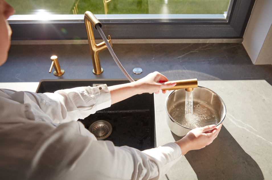 Złota bateria kuchenna Duero Design z dozownikiem do detergentu KFA Armatura