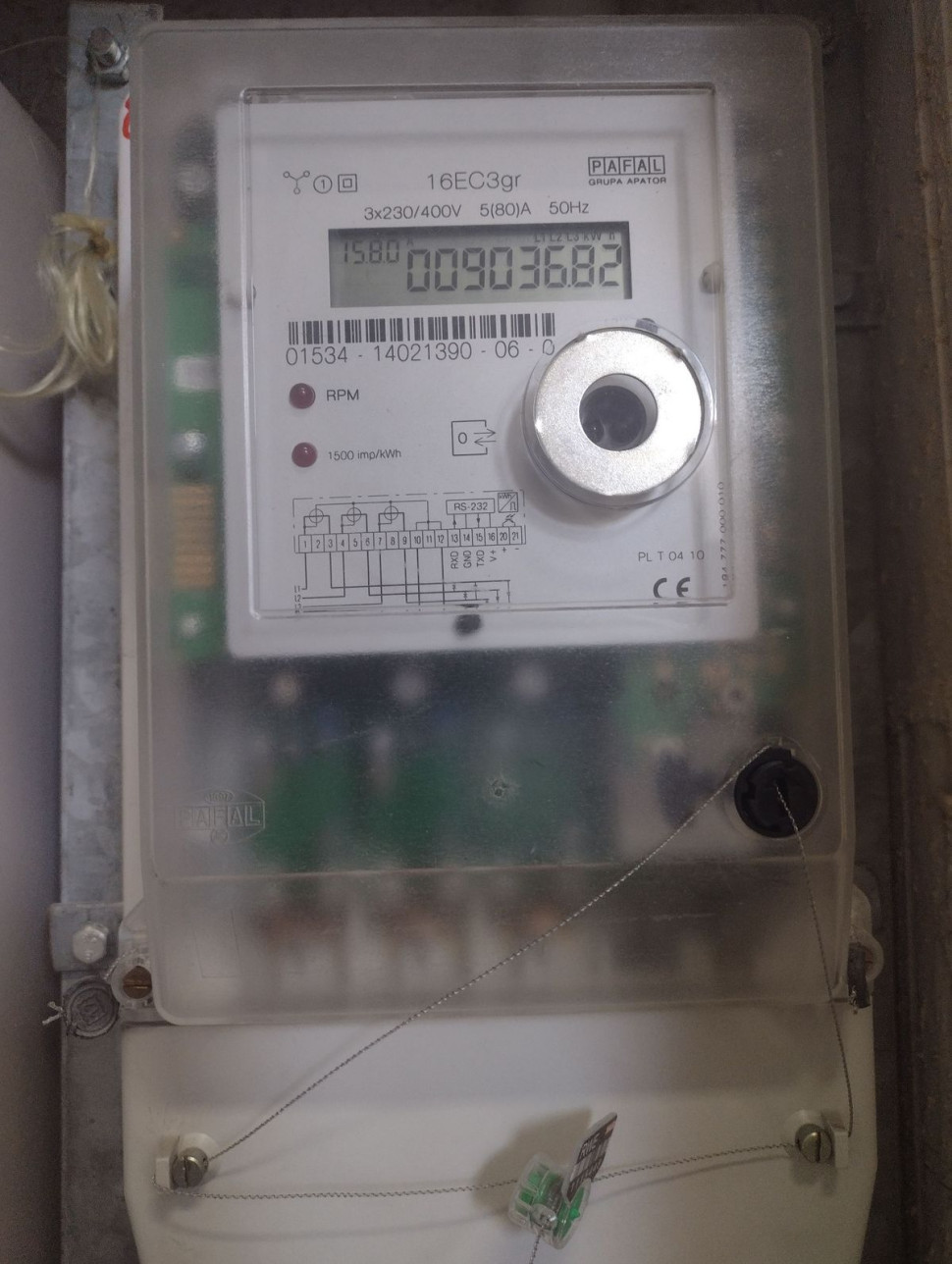 Jedno ze wskazań (suma energii czynnej pobranej i oddanej lub pobranej: 15.8.0 w kWh) licznika elektronicznego energii elektrycznej. fot. A. Rembisz