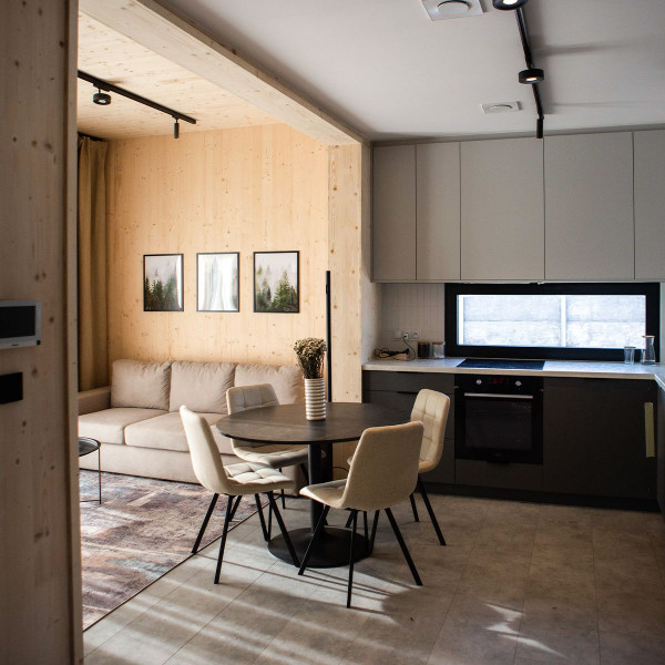 Połączenie kuchni, jadalni i salonu w domu modułowym