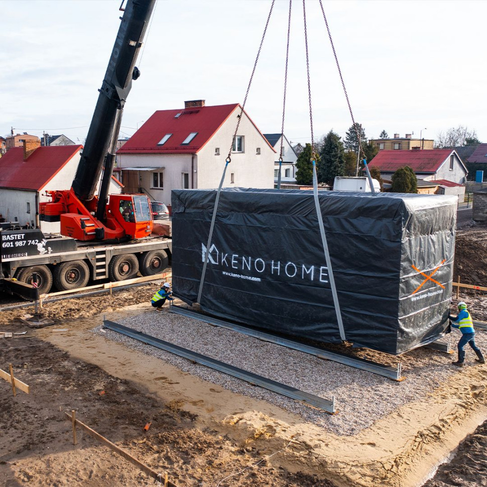 Ustawianie modułu domu na placu budowy