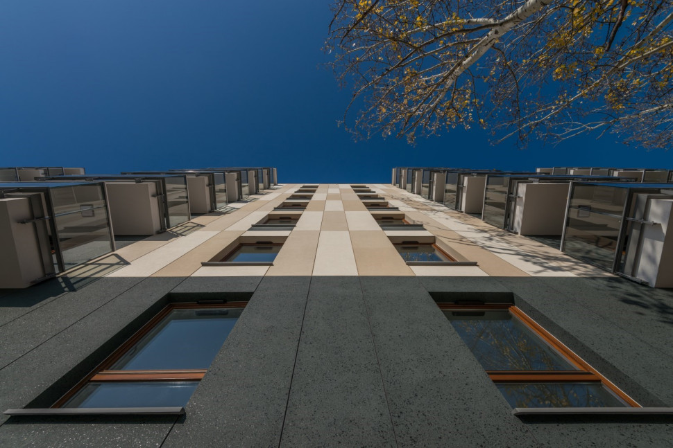 Tynki elewacyjne Ameristone T i Stone Mist na mieszkalnym budynku wielorodzinnym. fot. Dryvit Systems USA (Europe)