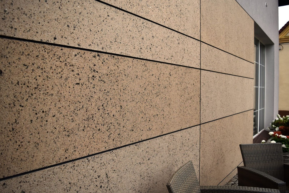 Fragment elewacji wykończonej tynkiem Ameristone T. fot. Dryvit Systems USA (Europe)