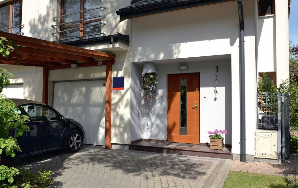 Zadaszona wiata nad podjazdem do garażu