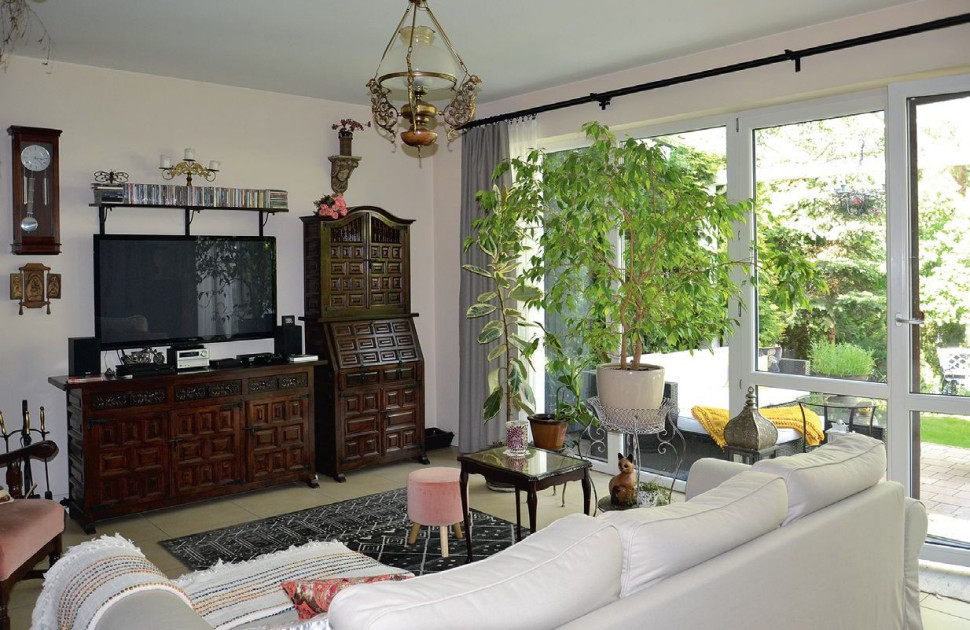 Salon z dużym przeszkleniem