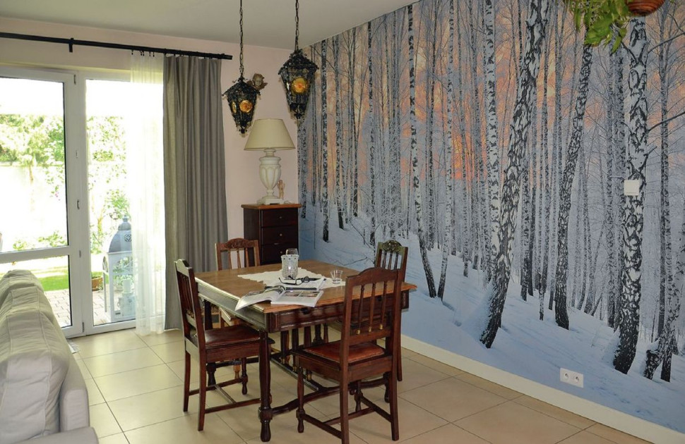 Jadalnia z fototapetą na całej ścianie