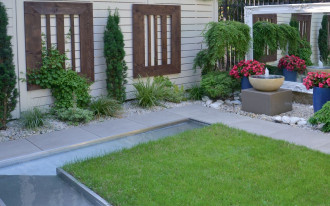 Ogród-chusteczka z kanałem wodnym i lustrem