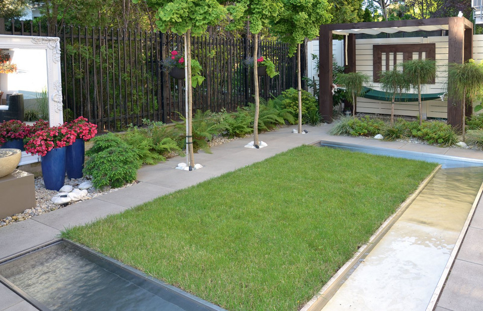 W centrum ogródka o powierzchni 50 m2 jest kanał wodny (ze stali nierdzewnej), który z trzech stron otacza minitrawnik (wzdłuż niego posadzono trzy miłorzęby odm. Mariken)