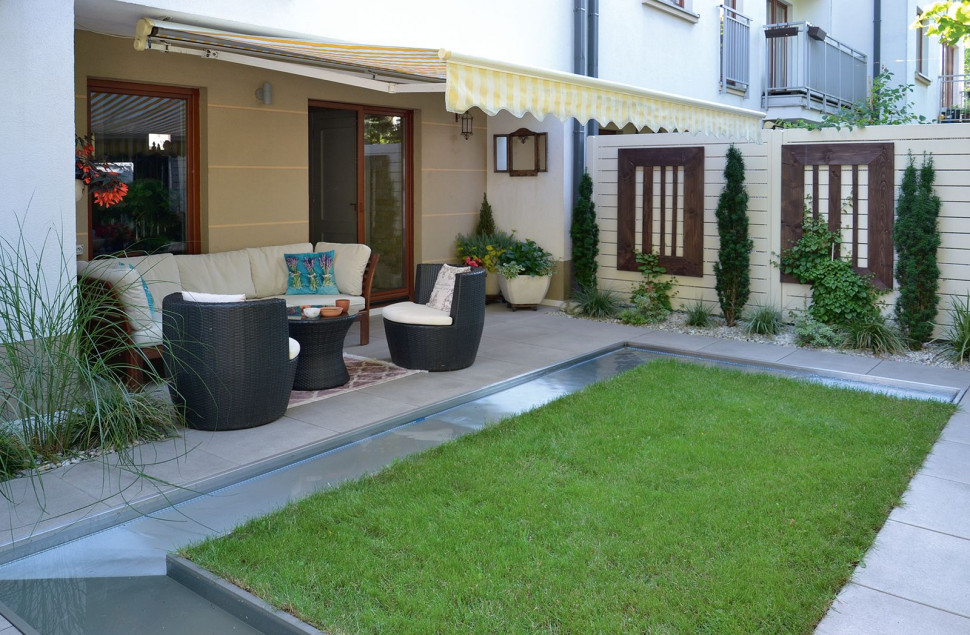 Dookoła chusteczki poprowadzono utwardzone, wyrobami z betonu, trakty komunikacyjne