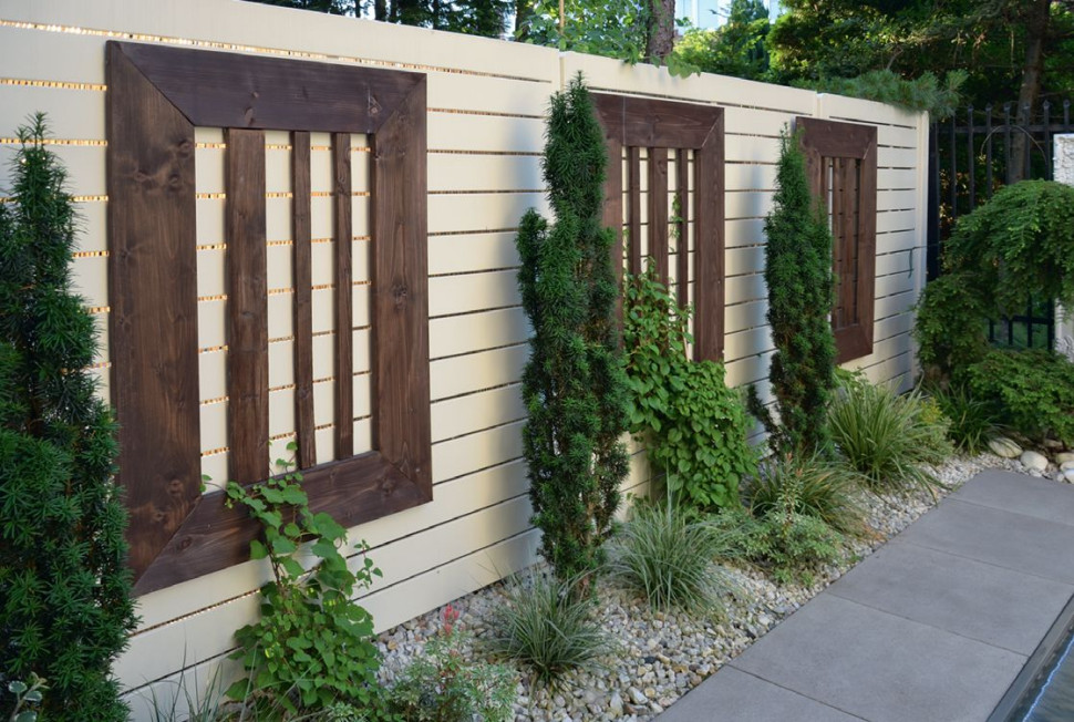 Nowe panele ogrodzeniowe pomalowano fabrycznie na kolor kremowy, na ramy okna wspinają się już hortensje pnące