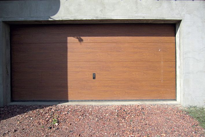 Brama garażowa z zewnątrz