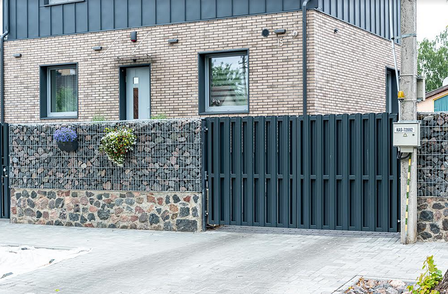 Sztachety metalowe można łączyć ze wszystkimi materiałami – słupkami betonowymi, gabionami.