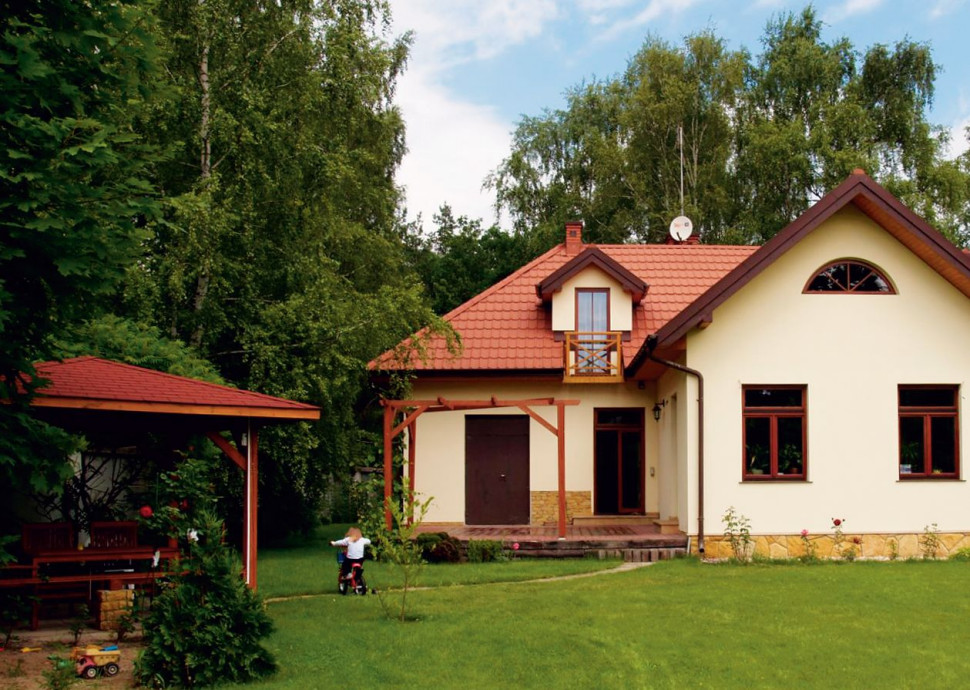 Opodal niezadaszonego tarasu właściciele zbudowali altanę