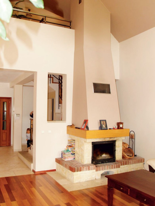 Salon z kominkiem ma wysokość 6 m