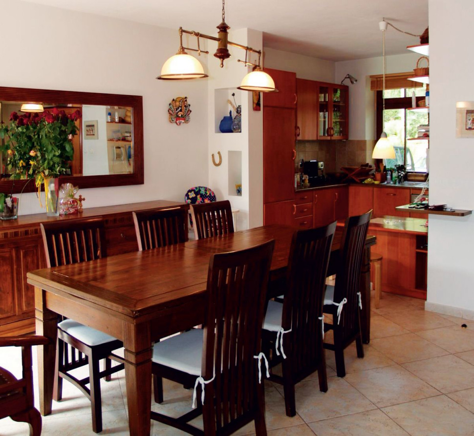 Kuchnia, zabudowana szafkami i sprzętem, bywa podczas przyjęć za mała, ale na szczęście w odwodzie jest jadalnia z obszernym stołem