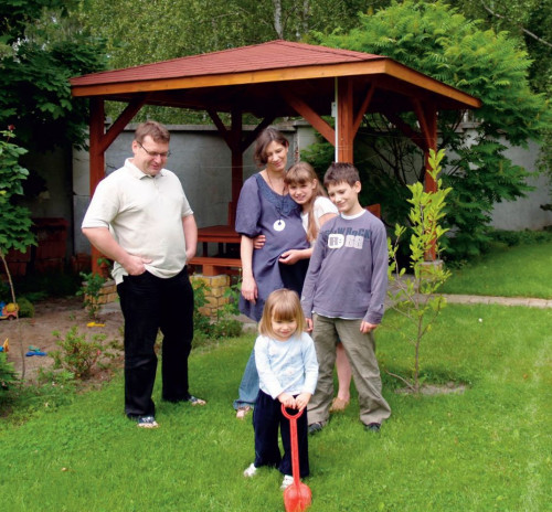 Małgorzata z Łukaszem lubią odpoczynek w ogrodzie z Martyną, Filipem i najmłodszą Basią